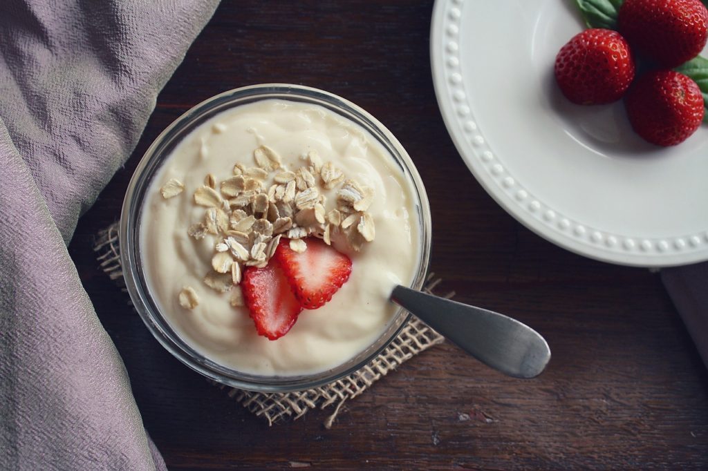 zdrava snidane jogurt ovoce