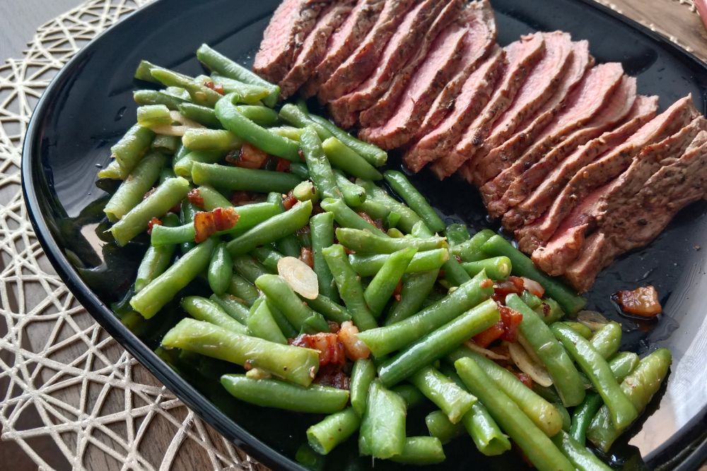 Hovězí steak s dušenými zelenými fazolkami 
